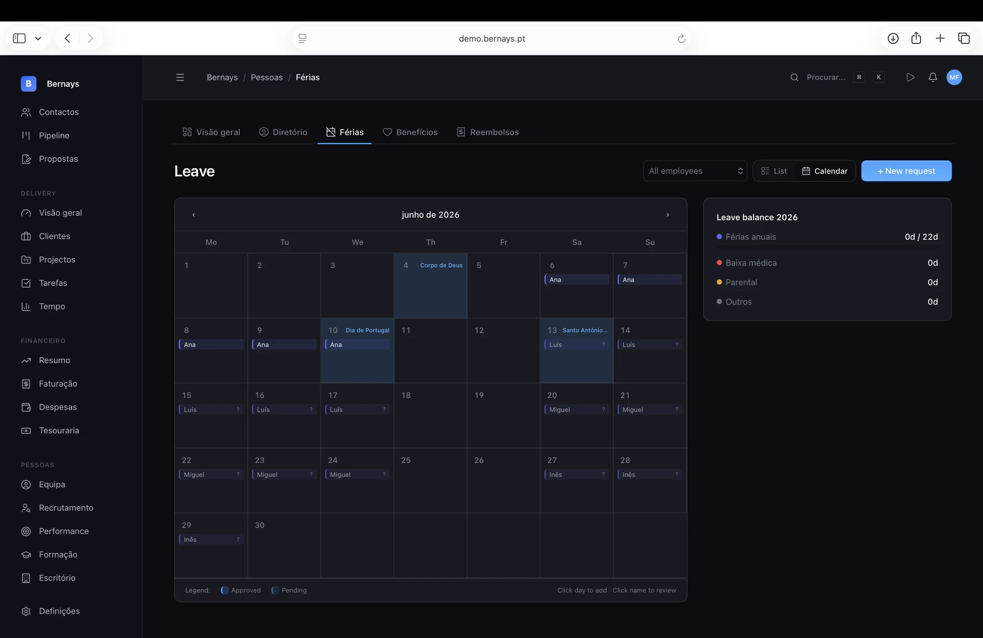 Calendário de férias e ausências no Bernays com estados Approved e Pending por consultor